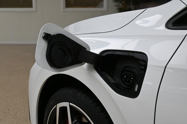 Volkswagen GOLF 1.4 eHybrid 245pk GTE | LED | Stoel & Stuur verwarming | Trekhaak | 100% (Dealer) onderhouden label