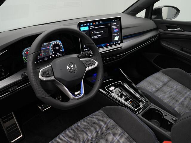 Volkswagen GOLF 1.5 eHybrid 272 pk DSG GTE | Black Style | Panoramadak | Trekhaak | Head-Up Display | 360 Camera | 18 inch