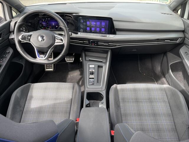 Volkswagen GOLF 1.4 eHybrid GTE 17"/IQ Light/Panoramadak/Adaptieve cruise/HUD/Trekhaak/Stoel + stuurverwarming/Lane + Travel assist/Camera/Apple Carplay & Android auto/PDC v+a