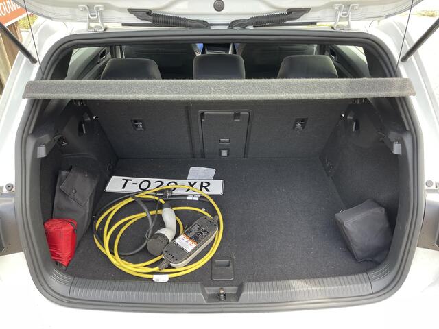 Volkswagen GOLF 1.4 eHybrid GTE 17"/IQ Light/Panoramadak/Adaptieve cruise/HUD/Trekhaak/Stoel + stuurverwarming/Lane + Travel assist/Camera/Apple Carplay & Android auto/PDC v+a