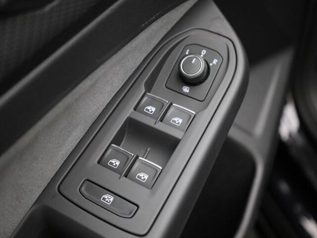 Volkswagen GOLF 1.5 eTSI 130pk DSG R-Line · Camera · Apple/Android Car Play · ACC · Stoel & Stuurwiel verwarming · Trekhaak ·