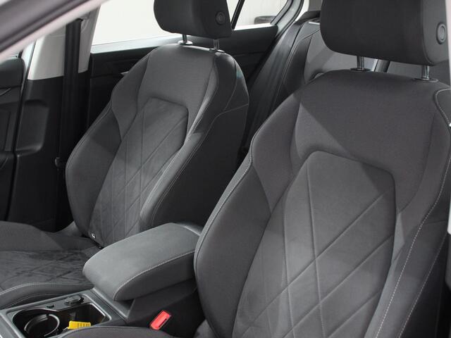 Volkswagen GOLF 1.5 TSI 150pk Style Volkswagen Golf 1.5 eTSI 150pk Style | Navigatie | Climate Control | DAB | Digitale Cockpit | Keyless Start | Lichtmetalen velgen 17" | Parkeer Sensoren | Stoelverwarming