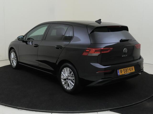 Volkswagen GOLF 1.0 TSI Life | Achteruitrijcamera | Navigatie | Adaptieve cruise control | CarPlay | Sfeerverlichting | Draadloze telefoonlader |