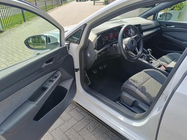 Volkswagen GOLF R-Line 1.5 TSI 150 pk | Trekhaak afneembaar | Side Assist | Stoel- en stuurverwarming | LED Plus | ACC | Camera