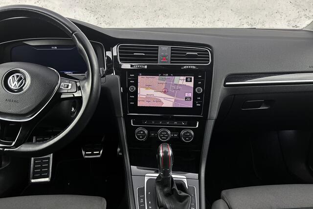 Volkswagen GOLF 1.0 TSI Highline Business R | Adaptieve cruise control | Stoelverwarming | Parkeersensoren