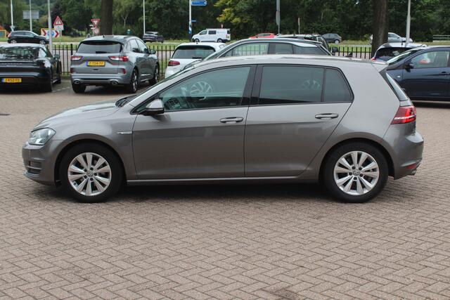 Volkswagen GOLF 1.0 TSI Connected Series / Camera / Navigatie / 16'' / Parkeerhulp V+A / Cruise Control / DAB