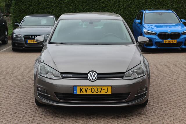 Volkswagen GOLF 1.0 TSI Connected Series / Camera / Navigatie / 16'' / Parkeerhulp V+A / Cruise Control / DAB