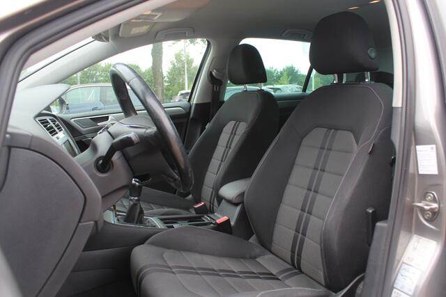 Volkswagen GOLF 1.0 TSI Connected Series / Camera / Navigatie / 16'' / Parkeerhulp V+A / Cruise Control / DAB