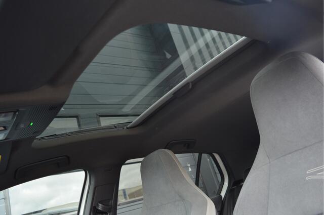 Volkswagen GOLF 1.5 eTSI R-Line | PANO | ACC | CARPLAY | SFEERVERLICHTING |