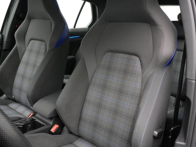 Volkswagen GOLF 1.4 eHybrid 245 pk DSG GTE | Full LED koplampen | Achteruitrijcamera | Stoelverwarming | 17 inch