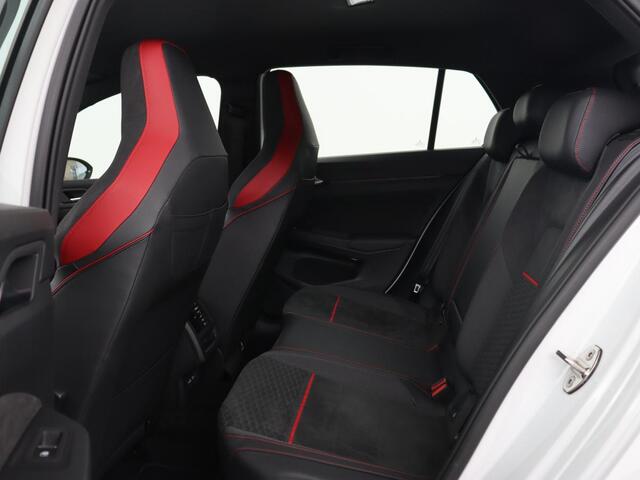 Volkswagen GOLF 2.0 TSI GTI | Stoel & stuurverwarming | Carplay | Sfeerverlichting | LED Plus | Sportstoelen | Parkeerhulp