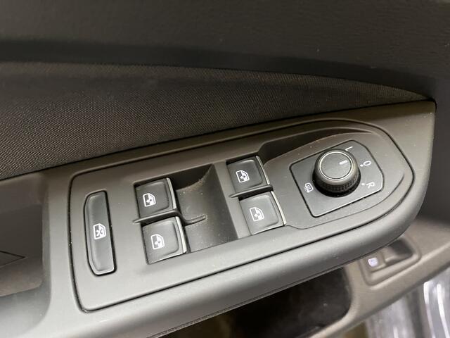 Volkswagen GOLF 1.4 eHybrid Style / AUTOMAAT/ PANO/ ELEKTR. STOEL/ STUUR-STOEL VERWARM./ APP-CONNECT/ NAVI/ DIGITAL DASH/ MATRIX/ 3-ZONE CLIMA/ ADAPT. CRUISE/ RIJ-MODI/ PARK. SENSOREN/ 16" LMV