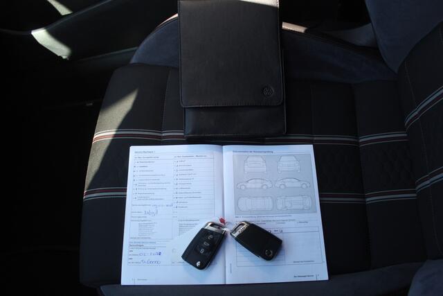 Volkswagen GOLF 2.0 TSI GTI Clubsport Panoramadak/Navigatie/Achteruitrijcamera/Parkeersensoren/Apple carplay/Stoelverwarming/Climate control/19'' Rotiform/Bear lock.