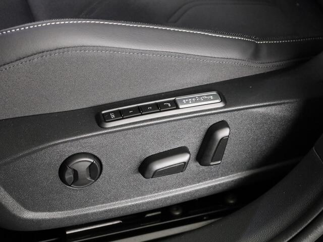 Volkswagen GOLF 1.5 eHybrid Style Edition 204PK | Panoramadak | Wegklapbare trekhaak | Sportonderstel | Led matrix | Stoelverwarming | 18 Inch