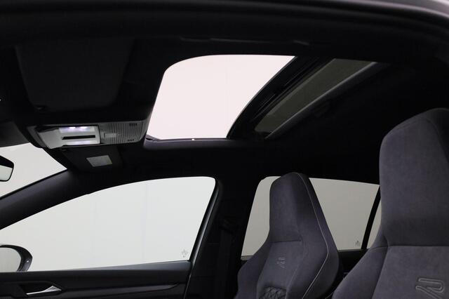 Volkswagen GOLF 1.5eTSI/150PK R-Line Blackstyle DSG · Panoramadak · Camera + Parkeersensoren · Appel/Android carplay · Garantie tot december 2025