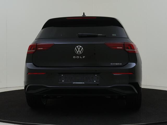 Volkswagen GOLF Life Edition eHybrid | 'App-Connect' draadloze smartphone integratie | Achterbank in ongelijke delen neerklapbaar incl. middenarmsteun en doorlaadmogelijkheid | Achteruitrijcamera (Rear View)
