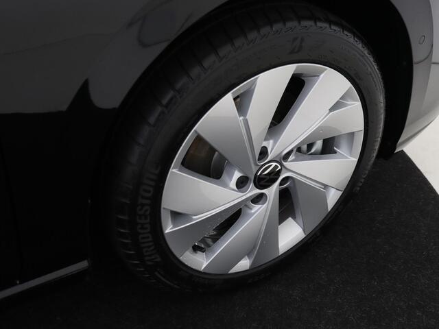 Volkswagen GOLF Life Edition eHybrid | 'App-Connect' draadloze smartphone integratie | Achterbank in ongelijke delen neerklapbaar incl. middenarmsteun en doorlaadmogelijkheid | Achteruitrijcamera (Rear View)