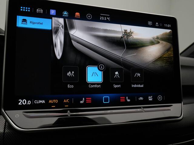 Volkswagen GOLF 1.5 eTSI 150 pk DSG R-Line Edition | Panoramadak | Head-up display | Stoel-/stuurverwarming | IQ Light | Achteruitrijcamera | Sportstoelen | 18 inch