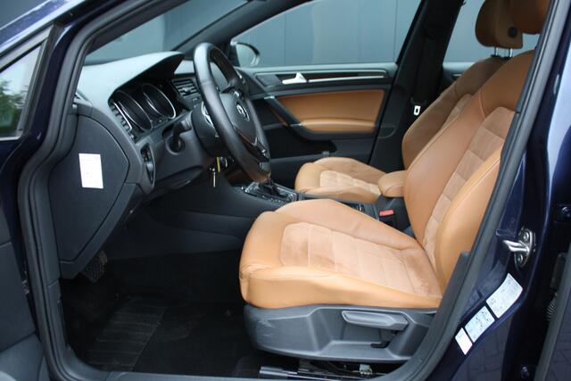 Volkswagen GOLF 1.2 TSI Business Edition Connected - PANO - LEDER- TREKHAAK - NAVIGATIE - CAMERA