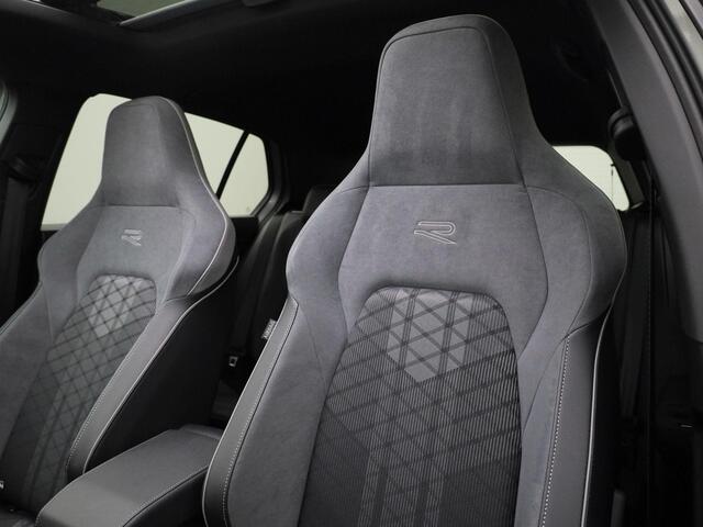 Volkswagen GOLF 1.5eTSI/150PK R-Line Blackstyle DSG · Panoramadak · Camera · Apple/android Car Play · Stoelverwarming ·