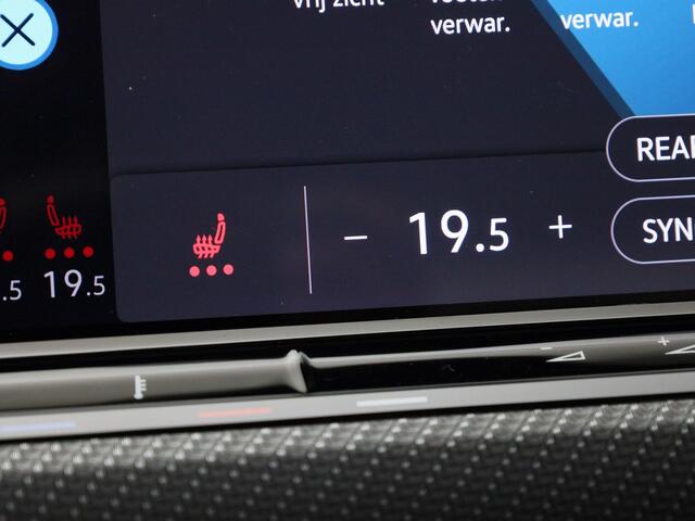 Volkswagen GOLF 1.5eTSI/150PK R-Line Blackstyle DSG · Panoramadak · Trekhaak · Camera + Parkeersensoren · Garantie tot december 2025