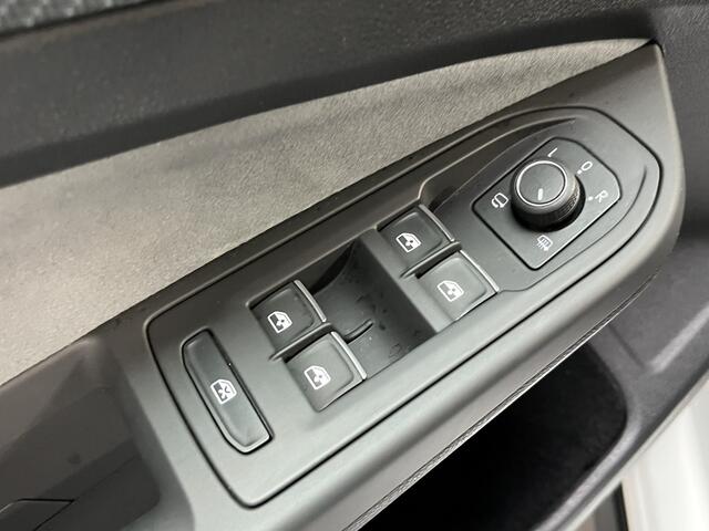 Volkswagen GOLF 1.5 eTSI R-Line / AUTOMAAT/ 2X R-LINE/ PARK. SENSOREN/ DODE HOEK/ IQ. LIGHT/ DIGITAL DASHBOARD/ ADAPT. CRUISE/ APP CONNECT/ NAVI/ CLIMA/ DAB/ 18" LMV