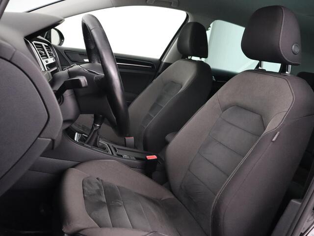 Volkswagen GOLF 1.0 TSI R Line | Stoelverwarming | Camera | Virtual Cockpit | Carplay | Adaptive cruise | Massage | Navigatie | Climate control | Parkeerhulp