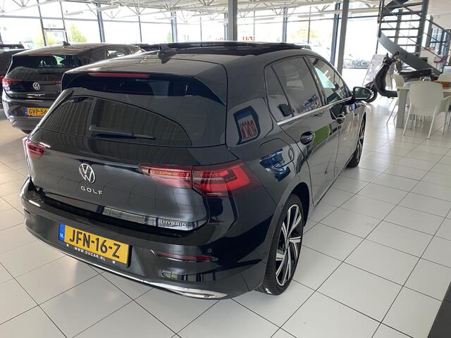 Volkswagen GOLF 1.4 eHybrid Style Panorama dak / / Apple Carplay android / 18 inch velgen
