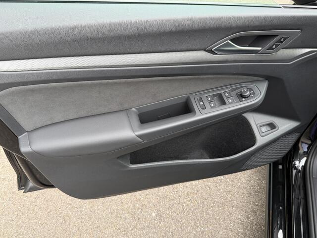 Volkswagen GOLF 1.5 eHybrid Style | Trekhaak | Camera | IQ light | Head up | Rijklaar incl. garantie