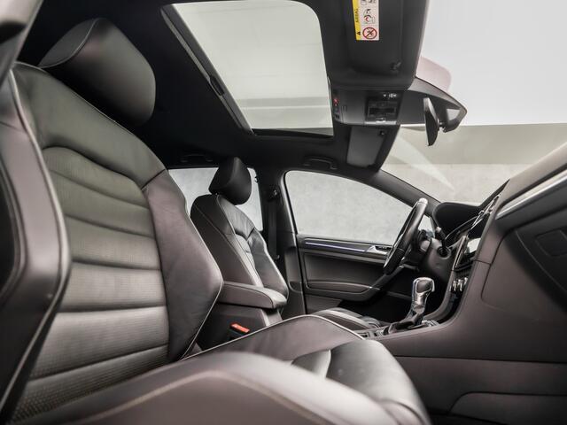 Volkswagen GOLF 1.4 TSI PHEV GTE 204Pk Automaat (SCHUIFDAK, VIRTUAL COCKPIT, MEMORY SEATS, LEDER, APPLE CARPLAY, CAMERA, STOELVERWARMING, GETINT GLAS, ADAPTIVE CRUISE, KEYLESS, NIEUWSTAAT)