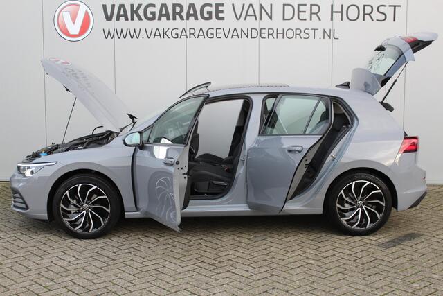 Volkswagen GOLF 1.5-150pk TSI Highline. Erg nette, sportieve en goed onderhouden VW Golf ! Slechts 41.000km ! Autm. airco dual, digitaal dashb., adapt. cruise cntrl, navigatie, tel. voorb., trekhaak + afn. kgl, IQ lights, LM wielen, elektr. panoramadak, stoel- en stuurv