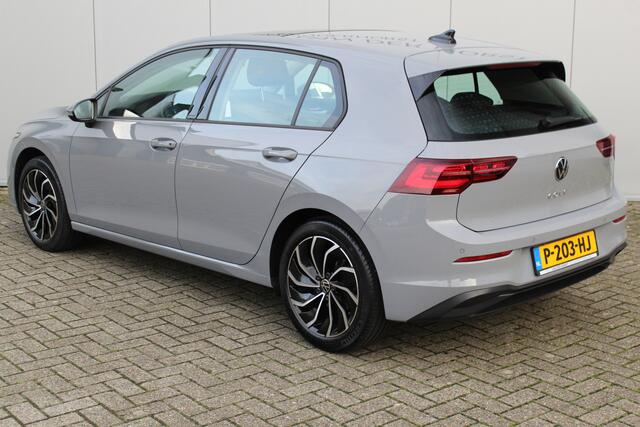 Volkswagen GOLF 1.5-150pk TSI Highline. Erg nette, sportieve en goed onderhouden VW Golf ! Slechts 41.000km ! Autm. airco dual, digitaal dashb., adapt. cruise cntrl, navigatie, tel. voorb., trekhaak + afn. kgl, IQ lights, LM wielen, elektr. panoramadak, stoel- en stuurv