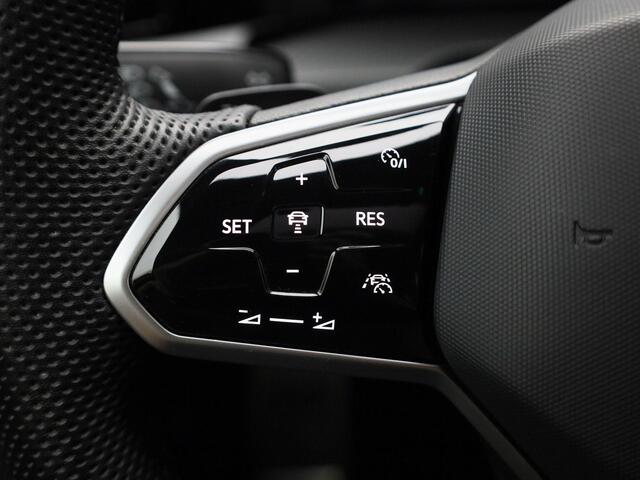 Volkswagen GOLF 1.5eTSI/150PK R-Line Blackstyle DSG · Panoramadak · Camera + Parkeersensoren · Stoel-& stuurverwarming · Garantie tot februari 2026