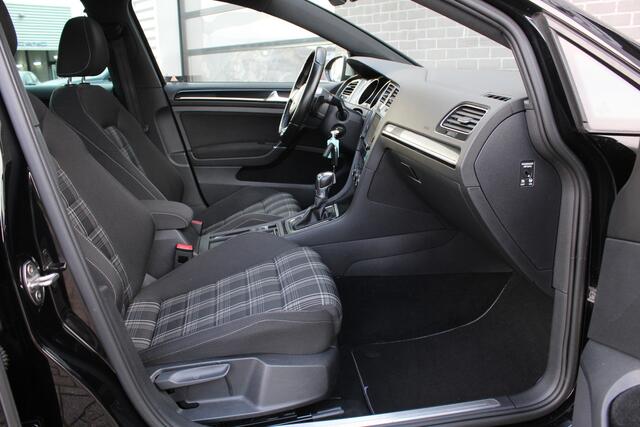 Volkswagen GOLF 2.0 TDI GTD / Panoramadak / Led / Stoelverwarming