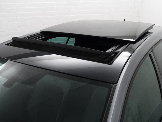 Volkswagen GOLF 1.0 TSI R Line Aut- Panoramadak, CarPlay, Android auto, Virtual cockpit, Park assist, ACC Cruise, Privacy Glass