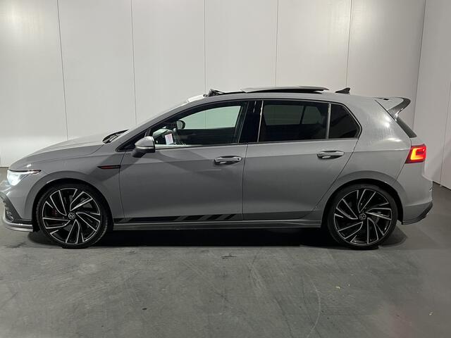 Volkswagen GOLF 2.0 TSI GTI Clubsport / AUTOMAAT/ 300 PK/ PANO/ HARMAN KARDON/ CAMERA/ PARK. SENSOREN/ LEDEREN MEMORY SEATS/ STOEL VERWARM. EN VENTILATIE/ IQ. LIGHT/ HEAD-UP DISPLAY/ NAVI/ CLIMA/ 19" LMV