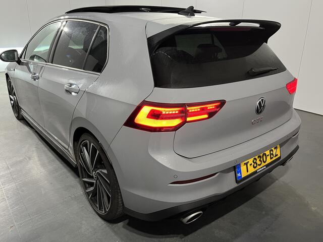 Volkswagen GOLF 2.0 TSI GTI Clubsport / AUTOMAAT/ 300 PK/ PANO/ HARMAN KARDON/ CAMERA/ PARK. SENSOREN/ LEDEREN MEMORY SEATS/ STOEL VERWARM. EN VENTILATIE/ IQ. LIGHT/ HEAD-UP DISPLAY/ NAVI/ CLIMA/ 19" LMV