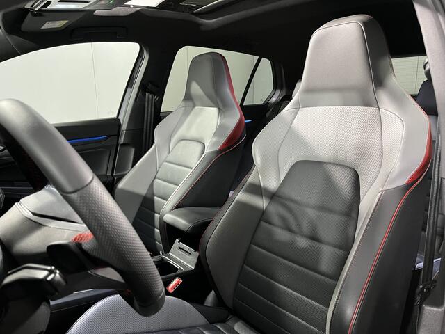 Volkswagen GOLF 2.0 TSI GTI Clubsport / AUTOMAAT/ 300 PK/ PANO/ HARMAN KARDON/ CAMERA/ PARK. SENSOREN/ LEDEREN MEMORY SEATS/ STOEL VERWARM. EN VENTILATIE/ IQ. LIGHT/ HEAD-UP DISPLAY/ NAVI/ CLIMA/ 19" LMV