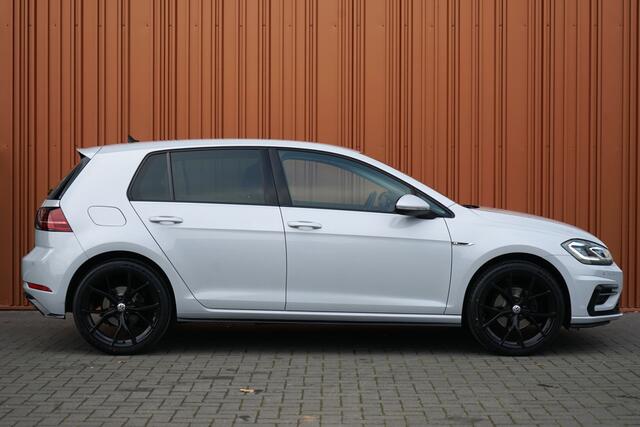 Volkswagen GOLF 1.5 TSI R-line 150PK DSG WHITESILVER ACC LED Trekhaak Sfeerv. Elektr.Spiegels 19"