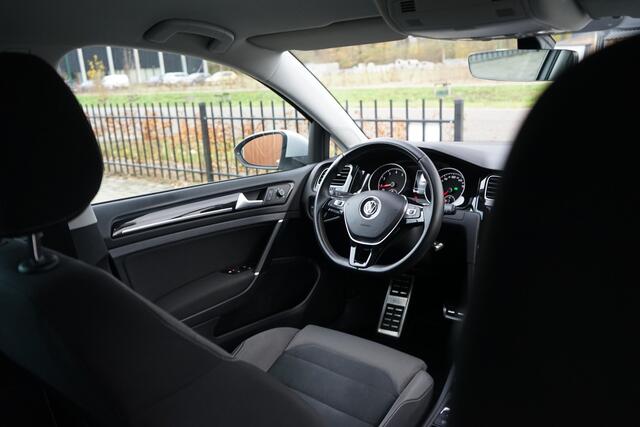 Volkswagen GOLF 1.5 TSI R-line 150PK DSG WHITESILVER ACC LED Trekhaak Sfeerv. Elektr.Spiegels 19"