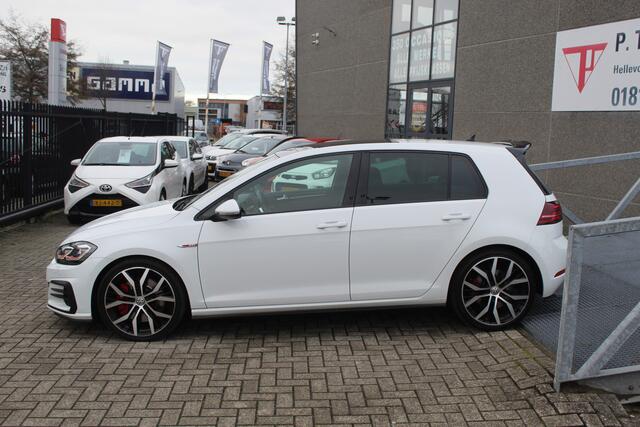 Volkswagen GOLF 2.0 TSI GTI Performance Panoramadak/Adaptive cruise control/Digital dash/Achteruitrijcamera/Climate control/Keyless/Parkeersensoren rondom/Dynaudio/19" velgen/Stoel en spiegelverwarming