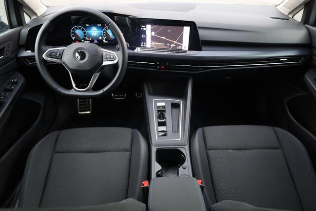 Volkswagen GOLF 1.0 eTSI Life 81KW/110PK DSG, afneembare trekhaak, Vier seizoenenbanden, privacy glas, navigatie, winterpakket stoelverwarming, pdc voor en achter, bi colour velgen, stuurwielverwarming, ACC, discover navigatie, carplay