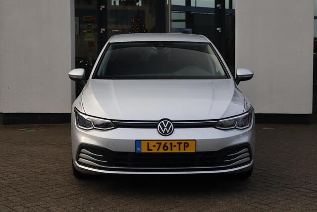 Volkswagen GOLF 1.0 eTSI Life 81KW/110PK DSG, afneembare trekhaak, Vier seizoenenbanden, privacy glas, navigatie, winterpakket stoelverwarming, pdc voor en achter, bi colour velgen, stuurwielverwarming, ACC, discover navigatie, carplay