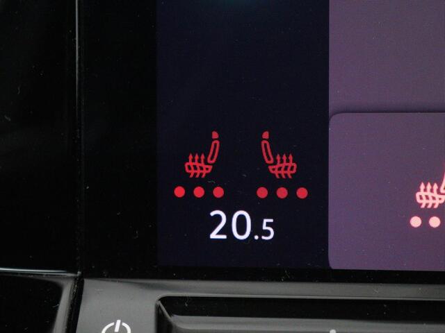 Volkswagen GOLF 1.5 eTSI R-Line | Stoel & stuurverwarming | Camera | Sportstoelen | Sfeerverlichting | Digital Cockpit | Carplay | Adaptive cruise | Full LED