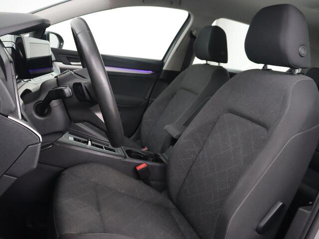 Volkswagen GOLF 1.0 eTSI Life | Camera | Carplay | Navigatie | Sfeerverlichting | Parkeerhulp | Adaptive cruise | Digital Cockpit | Climate control | Bluetooth | Full LED