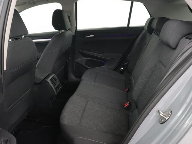 Volkswagen GOLF 1.0 eTSI Life | Camera | Carplay | Navigatie | Sfeerverlichting | Parkeerhulp | Adaptive cruise | Digital Cockpit | Climate control | Bluetooth | Full LED