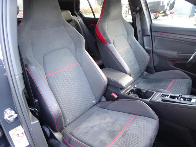 Volkswagen GOLF 2.0 TSI GTI CLUB SPORT 300 PK | PANORAMADAK | NAVIGATIE | SFEERVERLICHTING | STOEL/STUUR VERWARMING | DAB | ACHTERUIT RIJ CAMERA | LED PAKKET | IQ LED | APPLE CARPLAY |