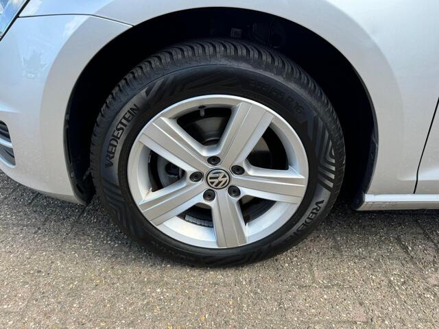 Volkswagen GOLF 1.6 TDI Connected Series - Automaat | Navigatie | Cruise control | Navigatiesysteem full map |