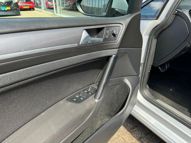 Volkswagen GOLF 1.6 TDI Connected Series - Automaat | Navigatie | Cruise control | Navigatiesysteem full map |