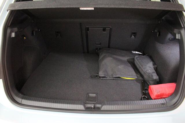 Volkswagen GOLF 1.5 eHybrid 272PK GTE Navigatie | Trekhaak | Camera | HUD | Adaptief onderstel | 18" Velgen